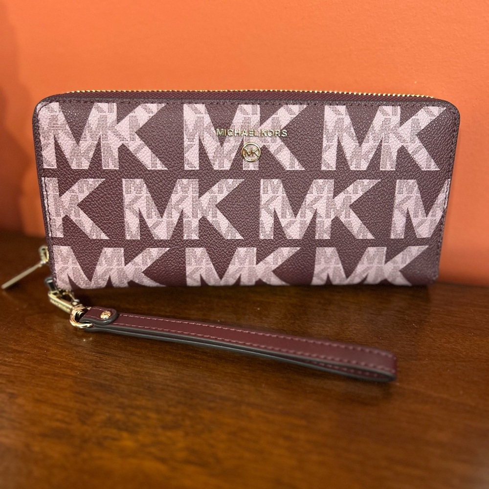 CLOSET CLEARANCE - NNT  Michael Kors Full Size Wallet